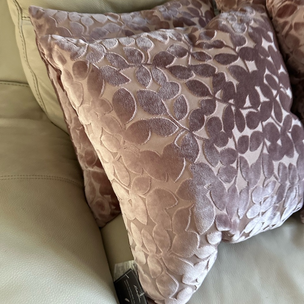 2 pillows - Picture 5 of 8